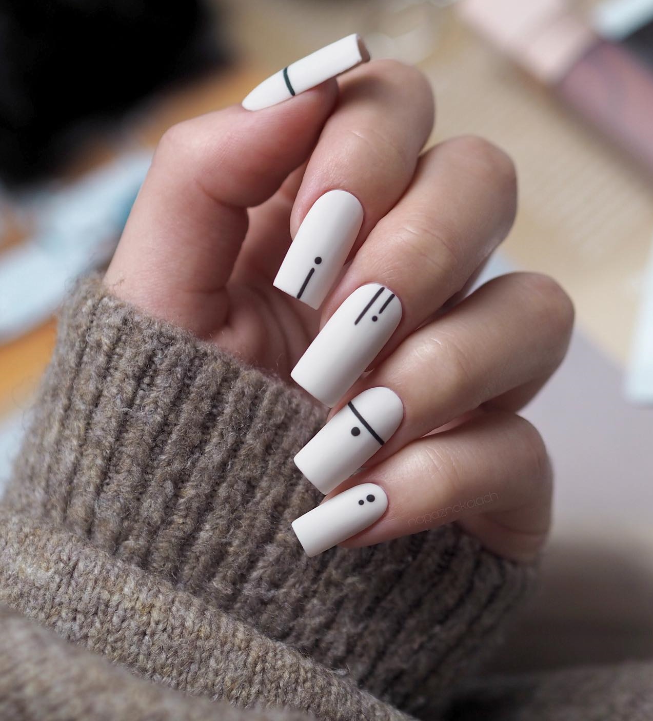 Lange vierkante witte nagels met geometrische lijnen