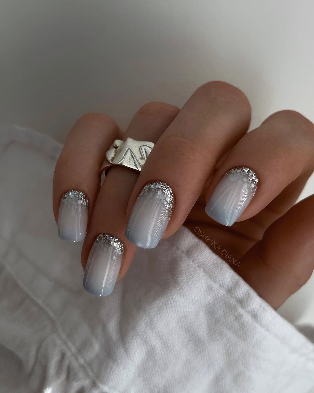 Witte winternagels met zilveren glitter
