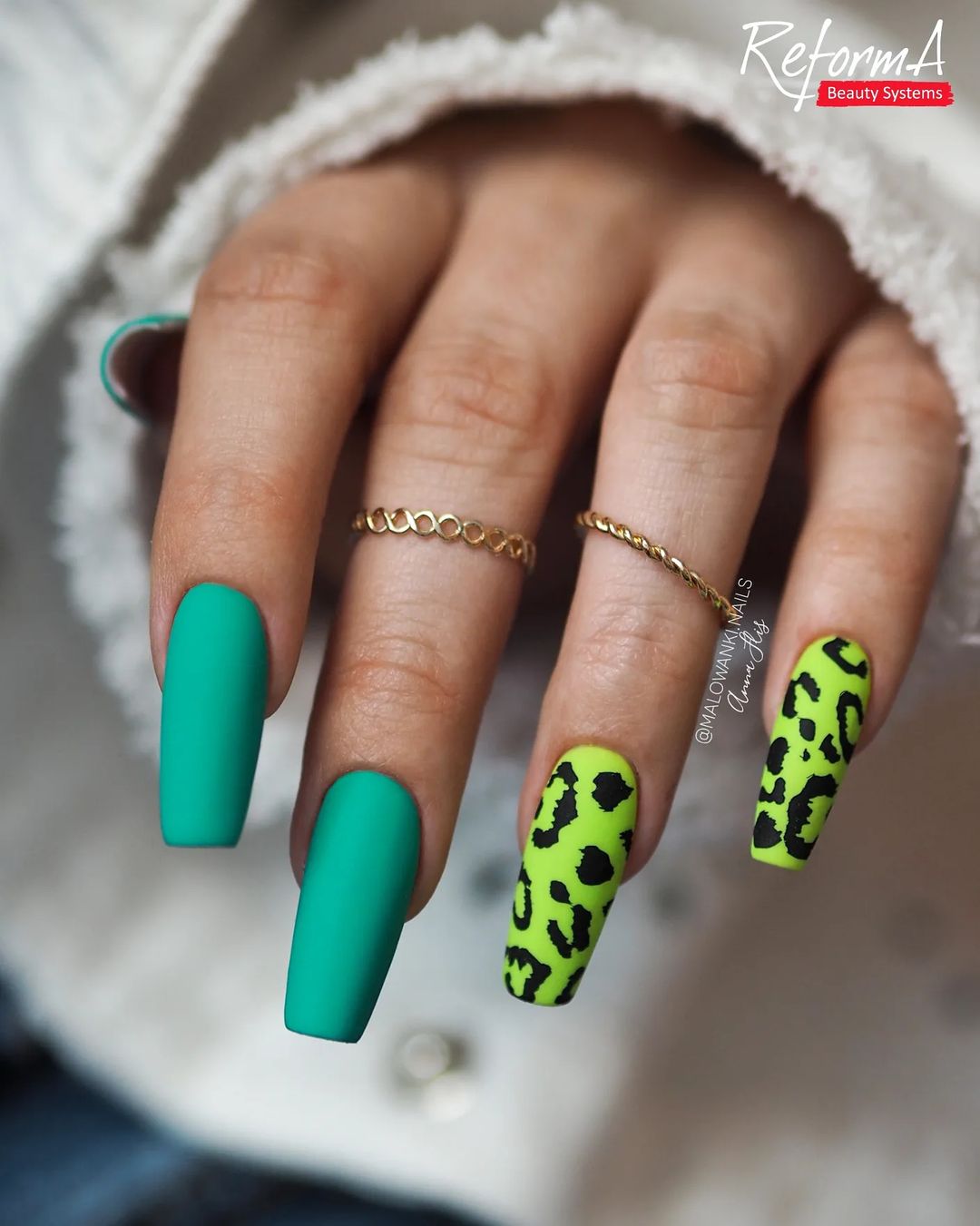 Neon groene matte nagels met luipaardprint