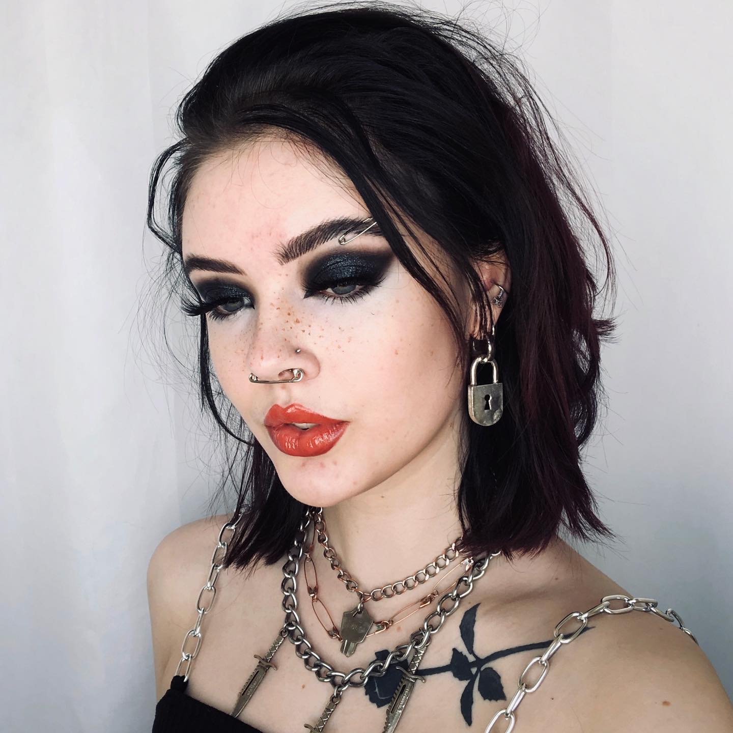 Emo Black Eye Make-up met Wenkbrauw piercing