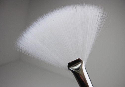 Hemelse Luxe Sensory Sweeping Fan Brush