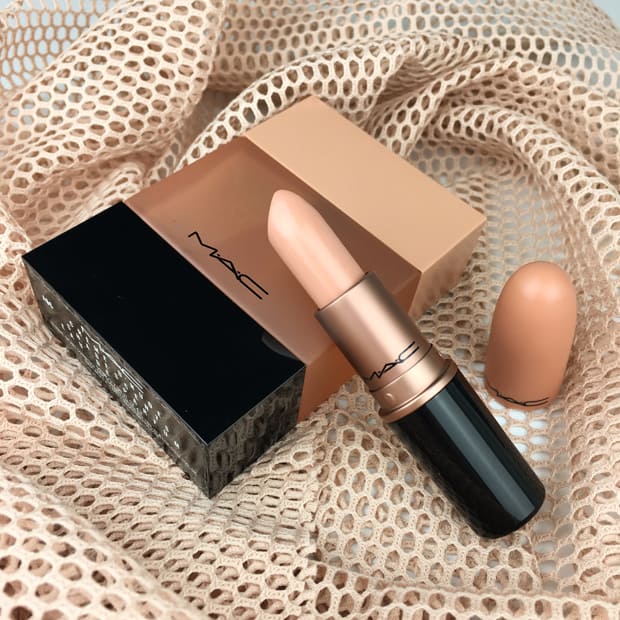 beauty-blogger-gift-picks-mac-shadescents-crème-d-nude