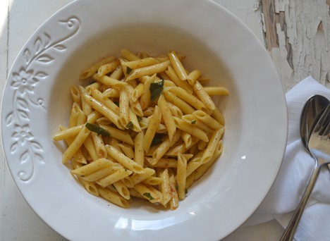 penne pasta in witte kom met vork