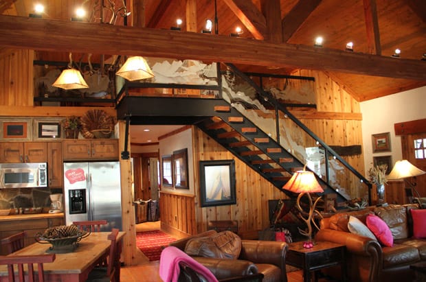 Rustieke woonkamer Big Timber Homes Cabin in The Resort at Paws Up