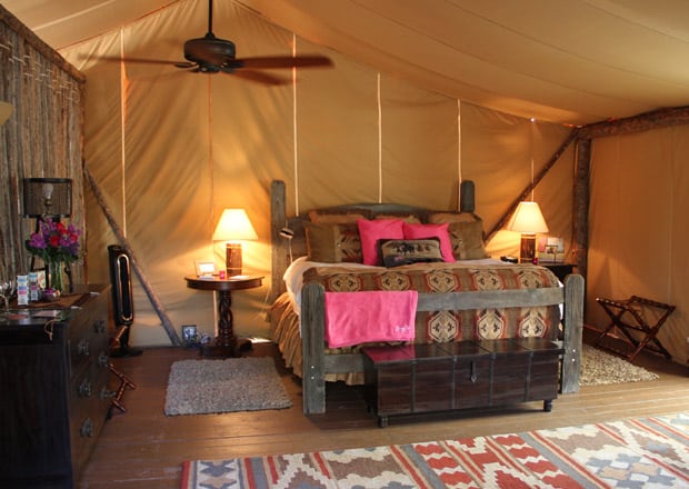 Een kijkje in een glampingtent bij The Resort at Paws Up