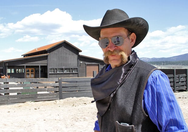 Knappe cowboy in zonnebril