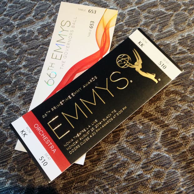 Emmy-Tickets op een achtergrond van luipaardhuid