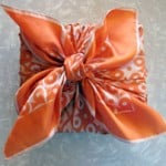 cadeau gewikkeld in een oranje sjaal