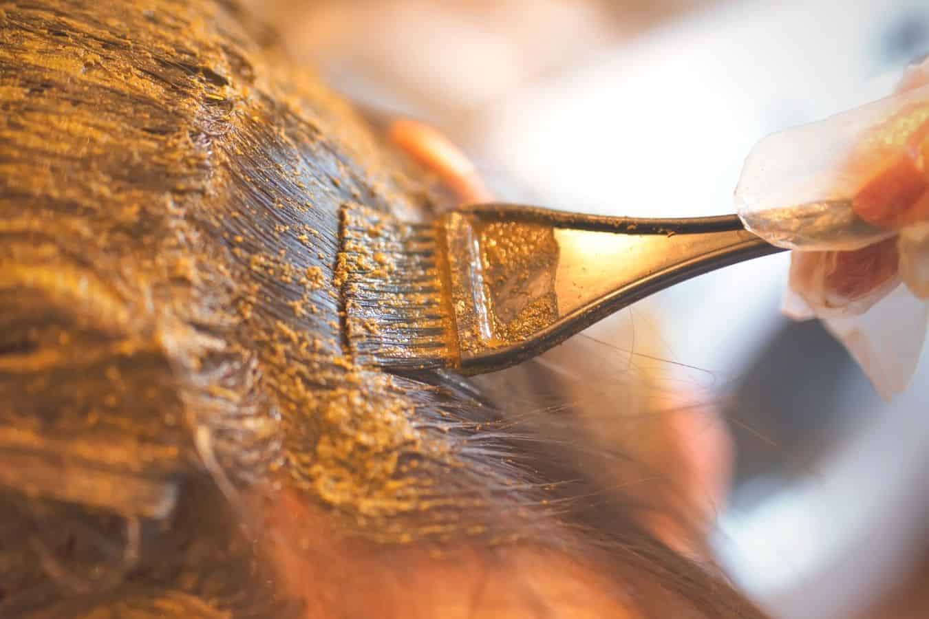 Hoe henna te gebruiken om je haar te verven