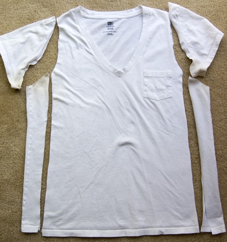 wit t-shirt gesneden in een tanktop