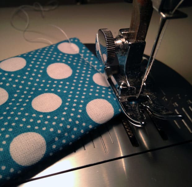 naaimachine naaien blauwe en witte stof
