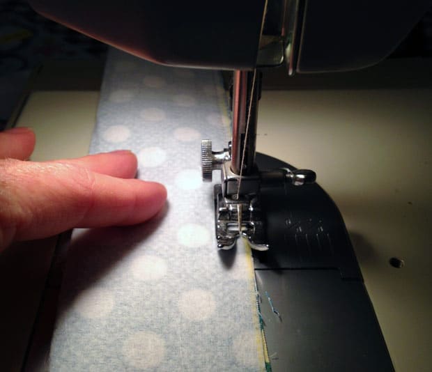 naaimachine naaiwerk blauwe stof