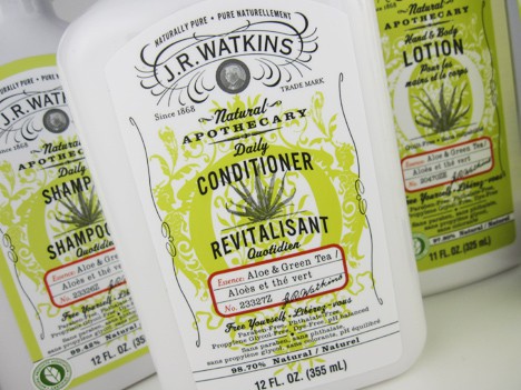 Close-up van JR Watkins Aloe &Green Tea Shampoo en Conditioner Flessen