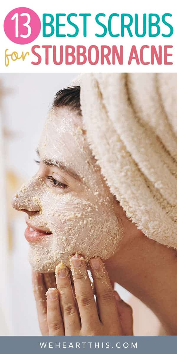 Vrouw met een gezichtsscrub voorbeeld van exfoliators voor acne