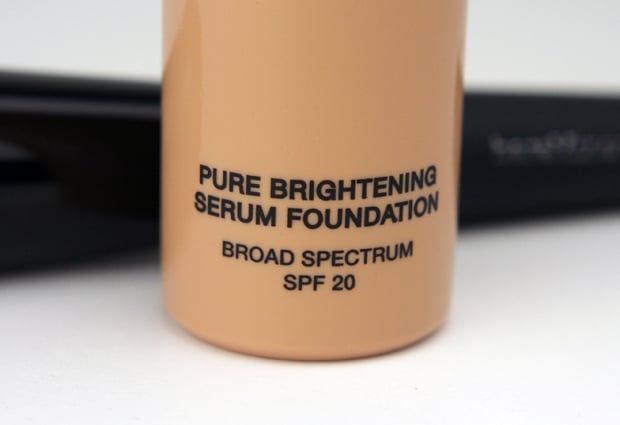 Pure verhelderende serum foundation breedspectrum SPF 20 tekstproduct met een zwarte kwast