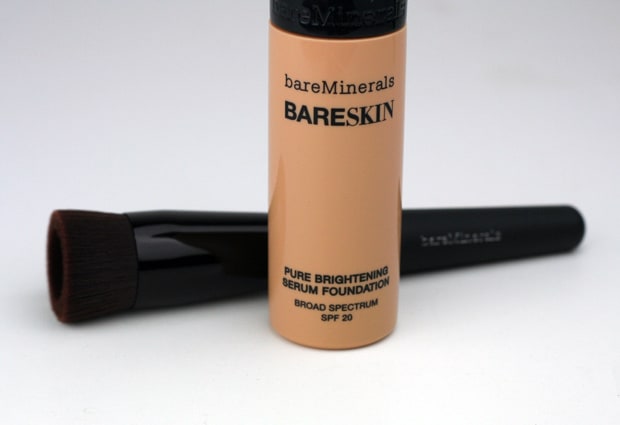 bareMineral Bareskin Pure brightening serum foundation product breedspectrum SPF 20 met een zwarte borstel
