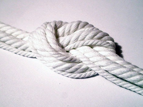 een wit gedraaid touw touw gebonden knoop