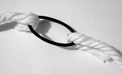 gelijmde elastische paardenstaarthouder tussen de uiteinden van elk touw