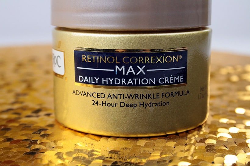 RoC Retinol Correxion Max Daily Hydration Crème op een gouden glitterachtergrond