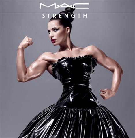 Een vrouw die spieren buigt in een zwarte jurk met MAC-krachttekst op de achtergrond