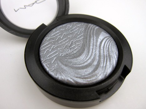 Extra Dimension Eye Shadow met een tint metallic diep zilver Grijs 