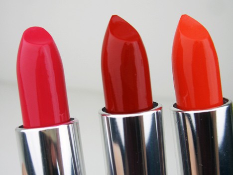 Een medium-toned hot pink, levendige blauw-gebaseerde rode en medium rood oranje lippenstiften