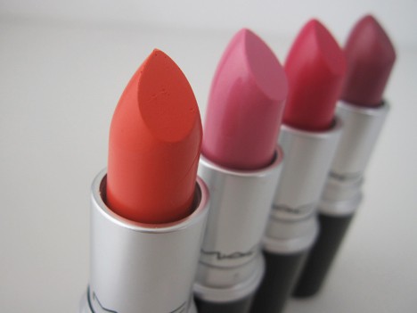 Vier Shop MAC Lipsticks met verschillende tinten