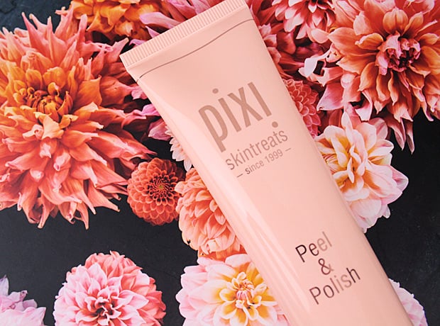 Pixi Skintreats Peel & Polish op de top van rozen en zwarte achtergrond