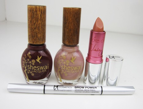 IT Cosmetics Lip Vitality Flush, Brow Power Universal Pencil en twee verschillende tinten Sheswai Nail Lacquer op een witte achtergrond