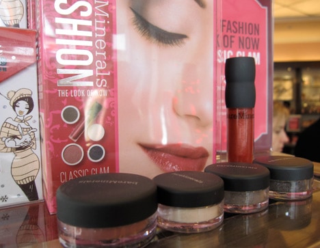 make-up containers op toonbank met roze make-up display borden
