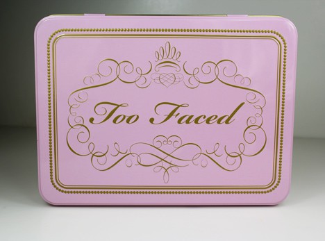 Too Faced Sweet Indulgence Palette in paarse en gouden verpakking op een witte achtergrond