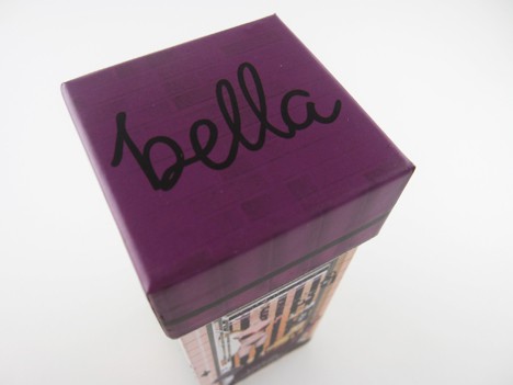 Benefit Ring My Bella paarse verpakking