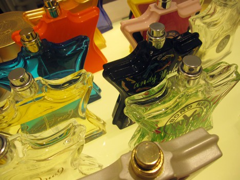Veelkleurige hartvormige glasparfums 