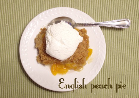 Engelse Peach Pie op een bord met een lepel