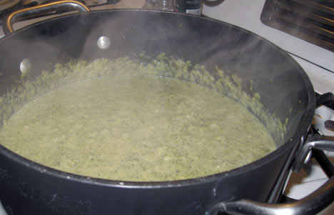 broccolisoep in een zwarte pot