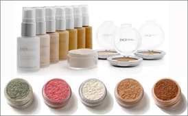 verschillende kleuren make-up poeders met open foundation kits en witte en gouden flessen