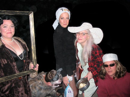 vier vrouwen met hoeden en kostuums