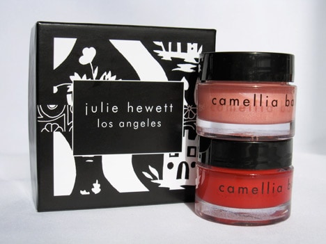 Zwart-witte doos met twee containers rode en roze cameliabalsem