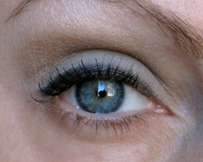 Blauw oog met mascara en eyeliner op