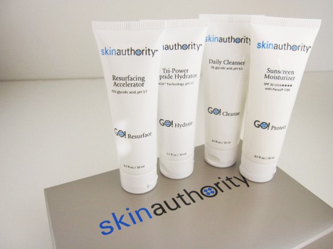 SkinAuthority Collection bovenop de skinauthority verpakking in een witte achtergrond