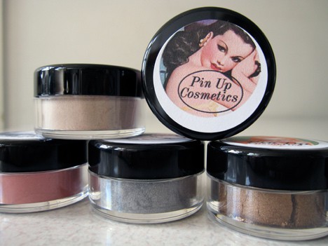Meerdere kleuren Pin Up Cosmetics losse oogschaduws en blushes