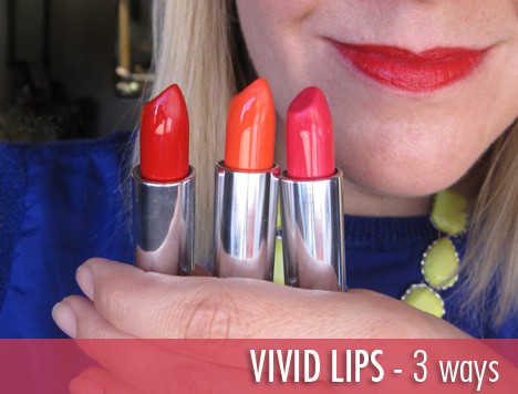 Een blonde vrouw met drie verschillende tinten lippenstift met levendige lippen - 3 manieren tekst