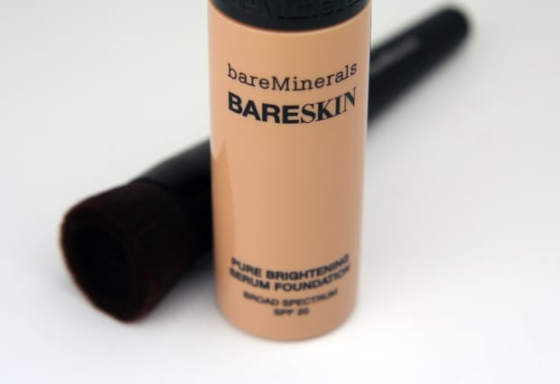 bareMineral Bareskin Pure verhelderend serum foundation product met een zwarte kwast