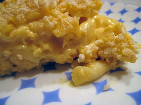 macaroni en kaas op een blauw-wit bord