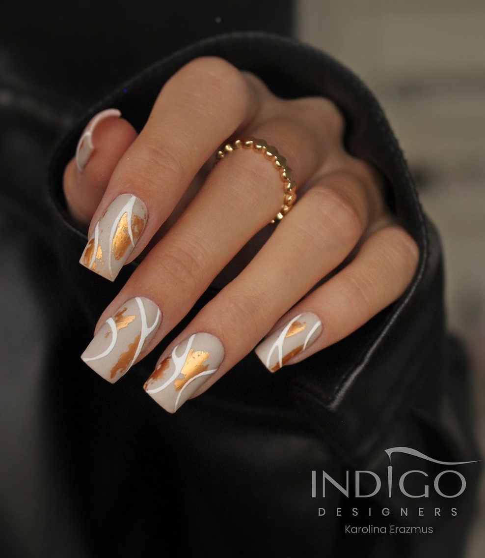 Vierkante grijze matte nagels met goudfolie ontwerp