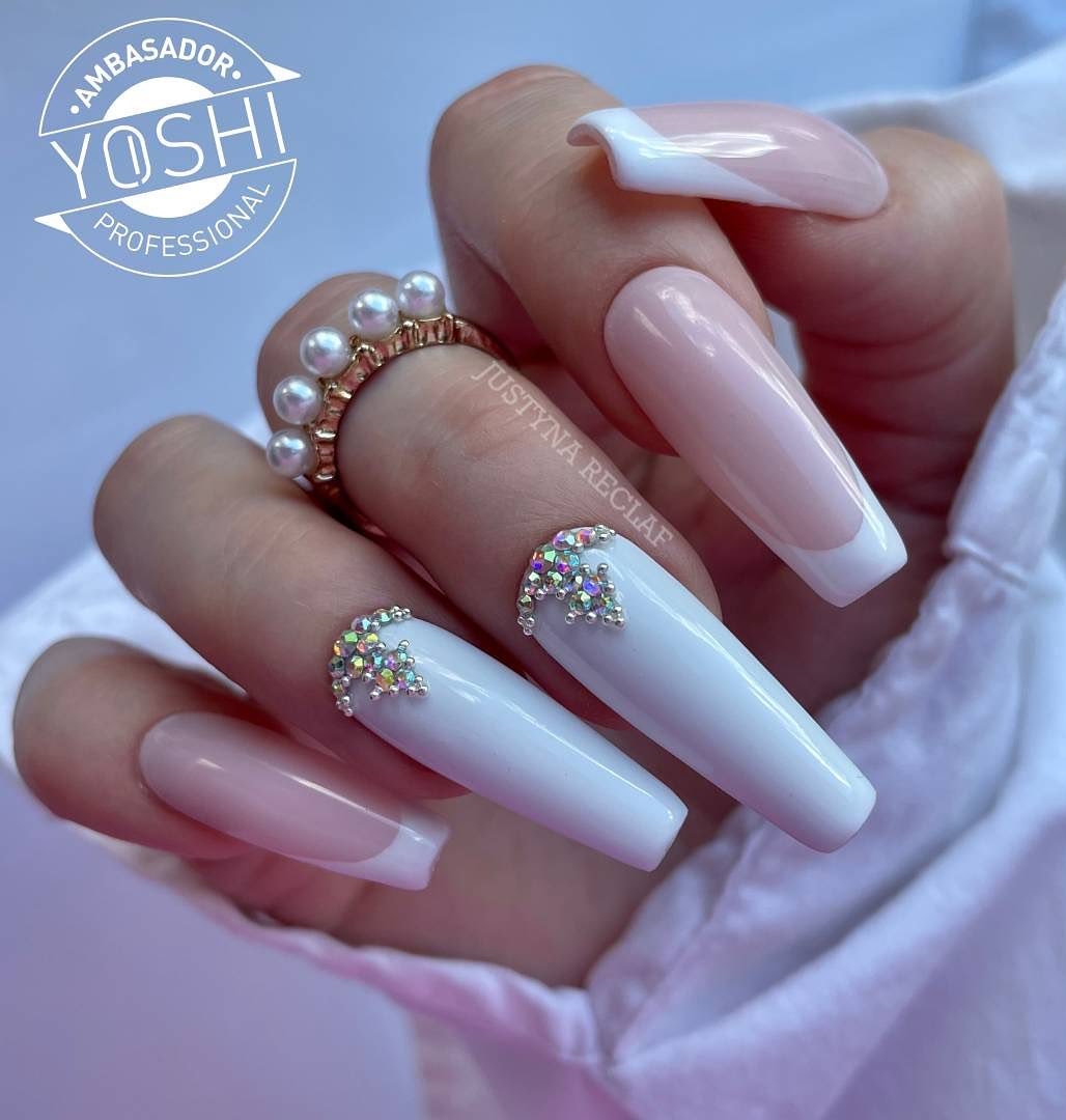 Lange acryl witte nagels met strass steentjes