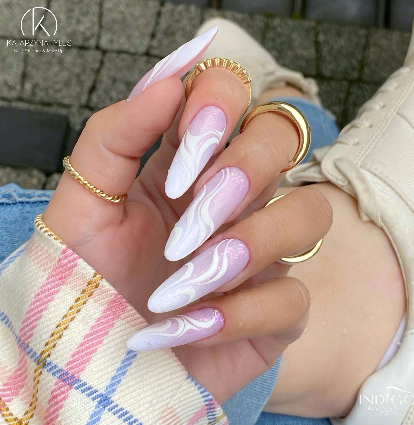Lange roze nagels met witte wervelingen