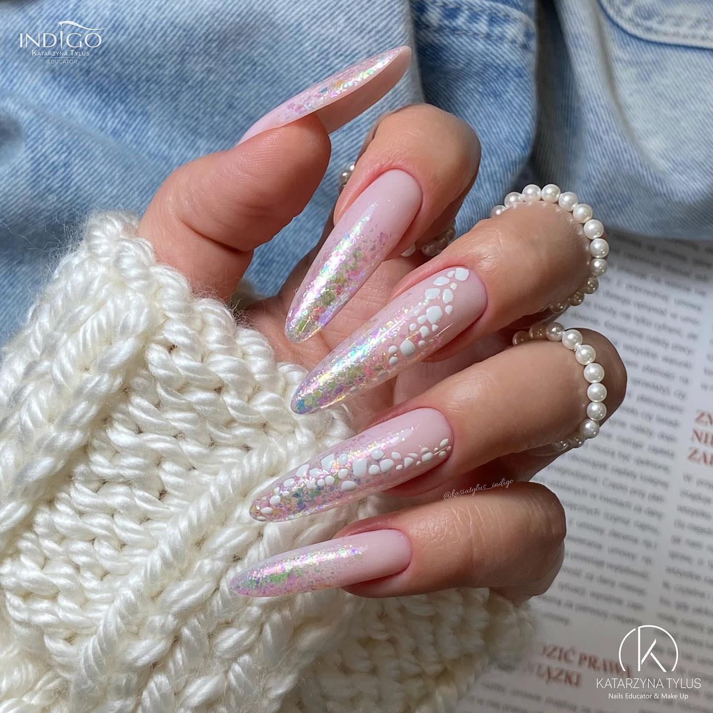 Lange puntige roze nagels met witte stippen
