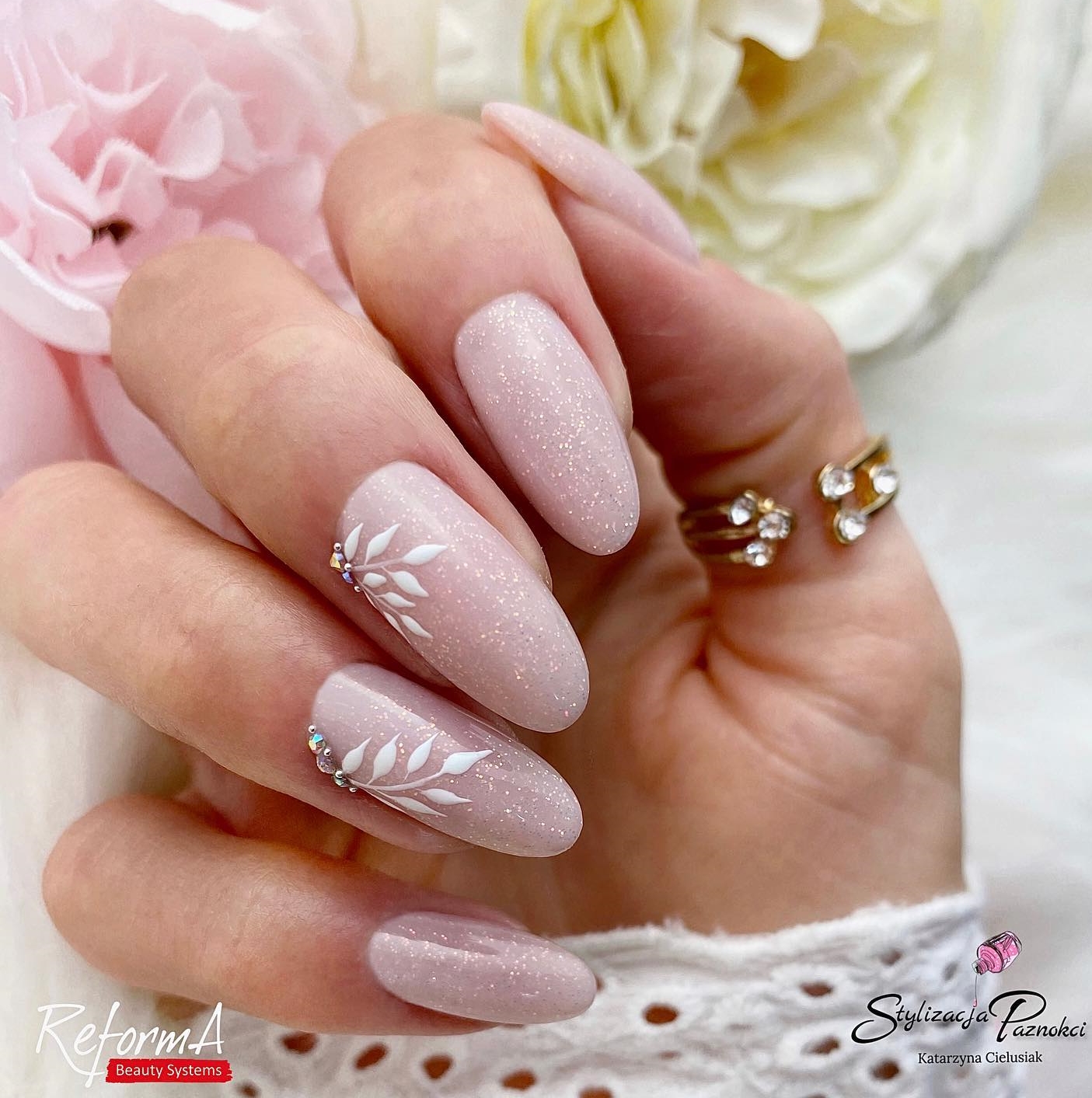 Amandel roze nagels met glitter