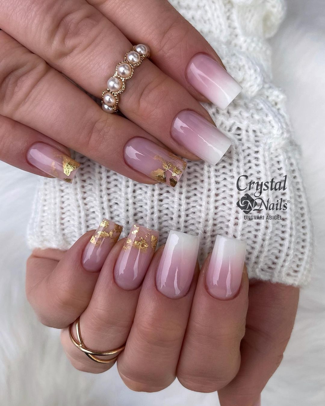 Roze tot witte Ombre nagels met goudfolie ontwerp